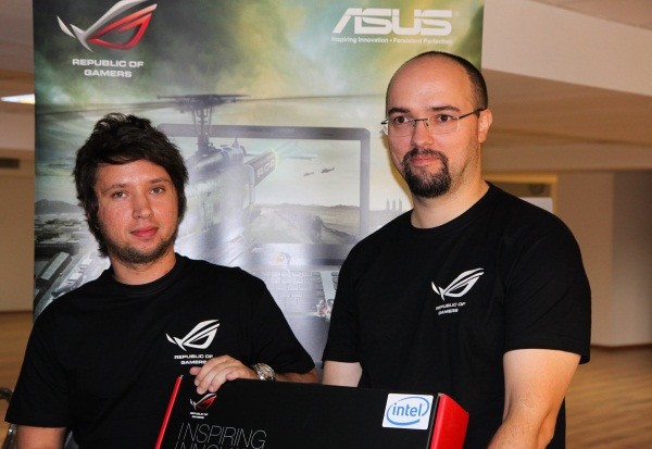 Dan Dragomir, câștigătorul unui nou laptop ASUS, își primește premiul de la Octavian Dunăre