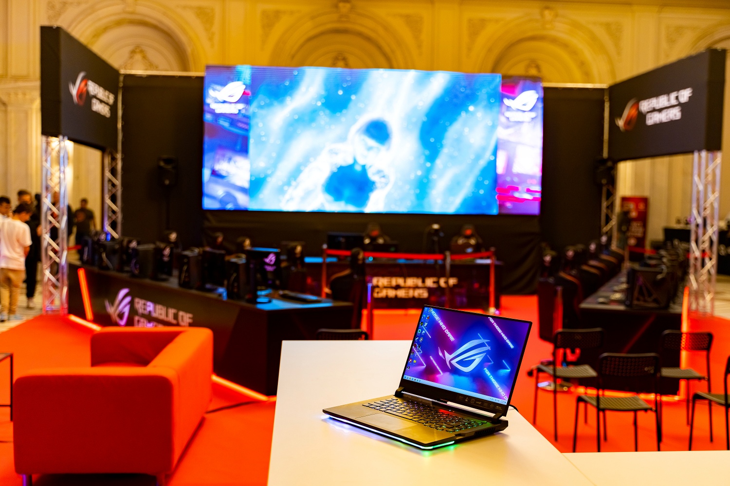 Laptopul ROG Strix SCAR 17 în standul ROG la deschiderea Bucharest Gaming Week 2022