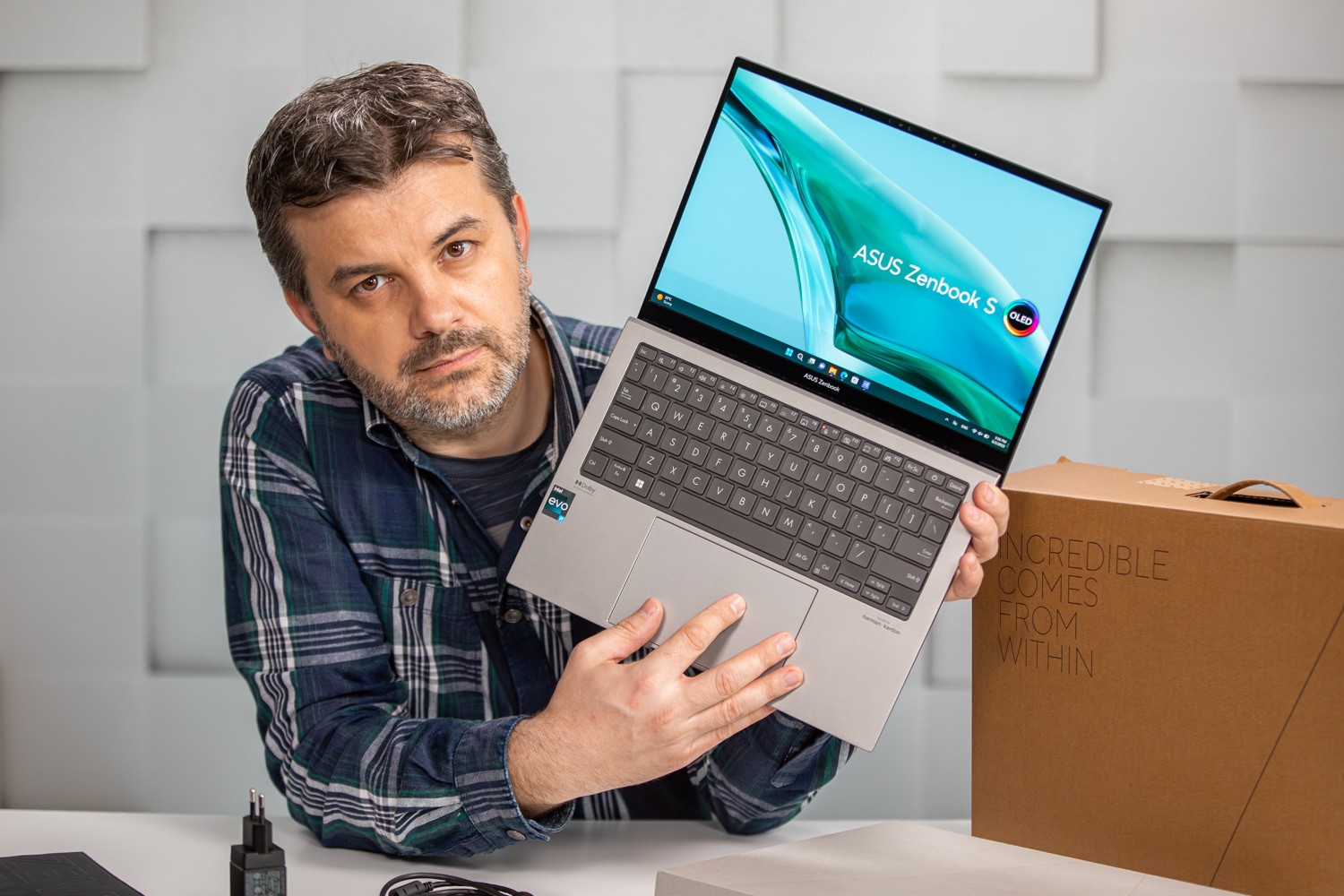 Laptopul ASUS Zenbook S 13 OLED UX5304