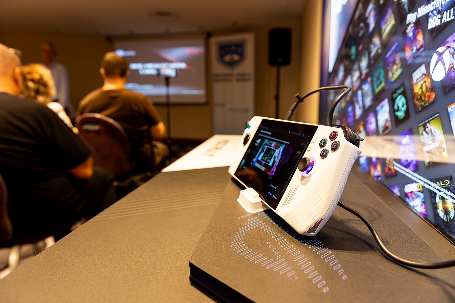 Consola de gaming ROG Ally în timpul conferinței de lansare ROG High-School Challenge