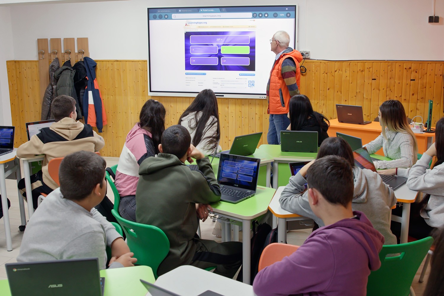 Laptopurile ASUS Chromebook CR1 folosite în procesul educațional la Școala George Popa din Mediaș