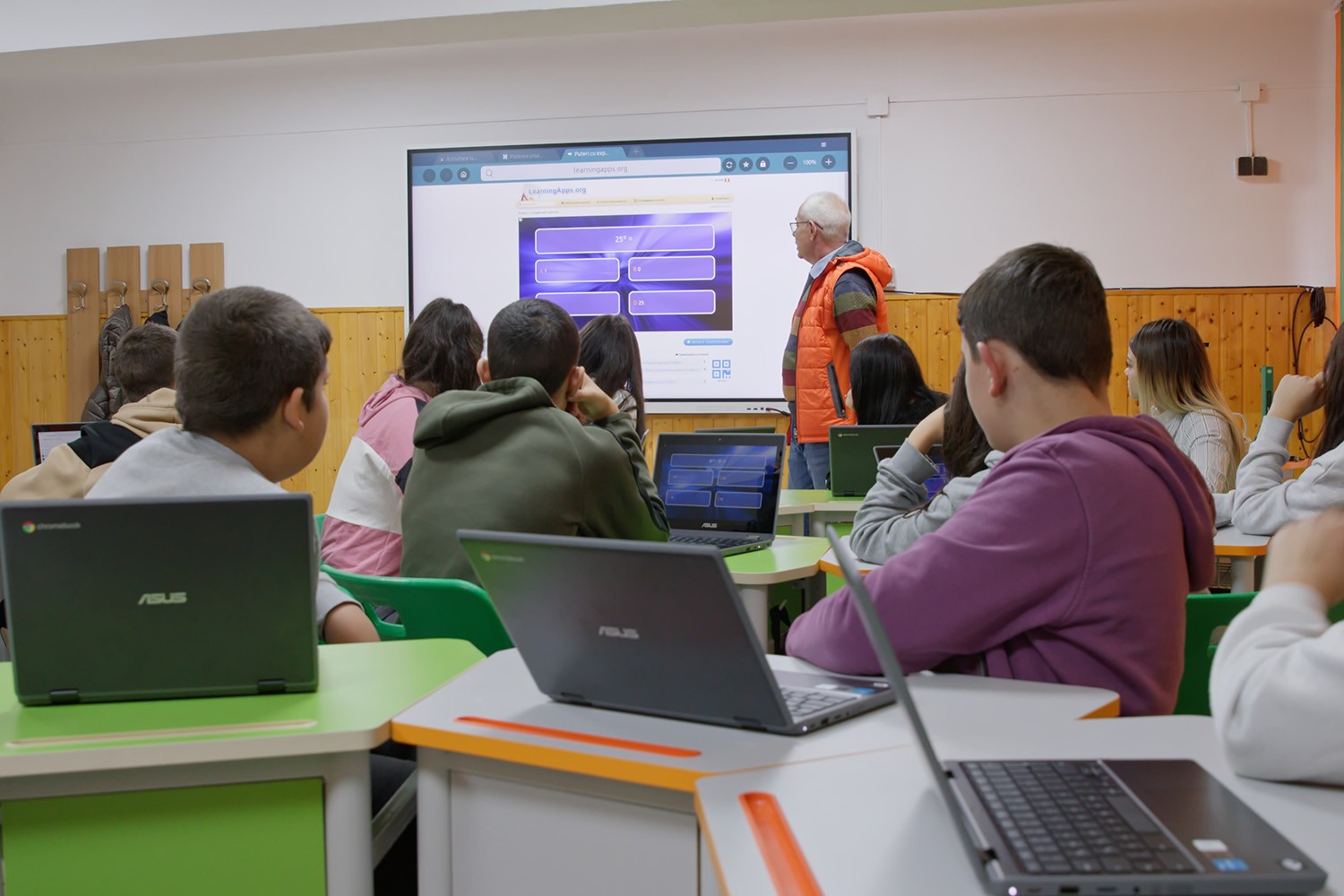 Laptopurile ASUS Chromebook CR1 folosite în sala de clasă