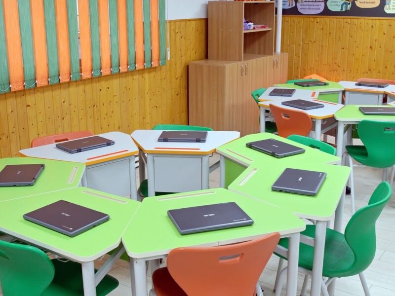 Implementarea laptopurilor Chromebook CR1 în procesul educațional la Scoala George Popa din Medias