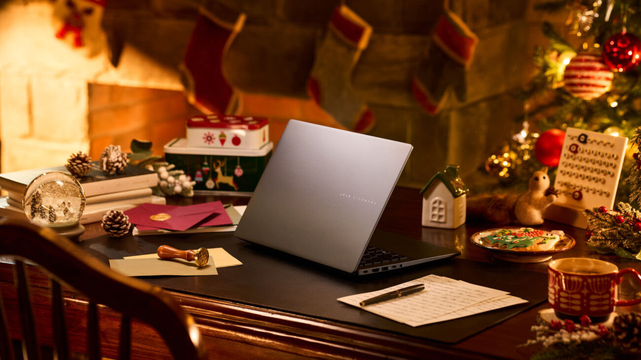 Laptop ASUS Vivobook S14 pe un birou, in decor de Sarbatori