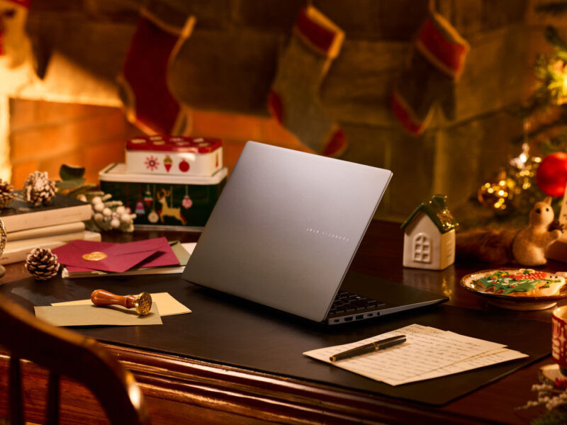 Laptop ASUS Vivobook S14 pe un birou, in decor de Sarbatori