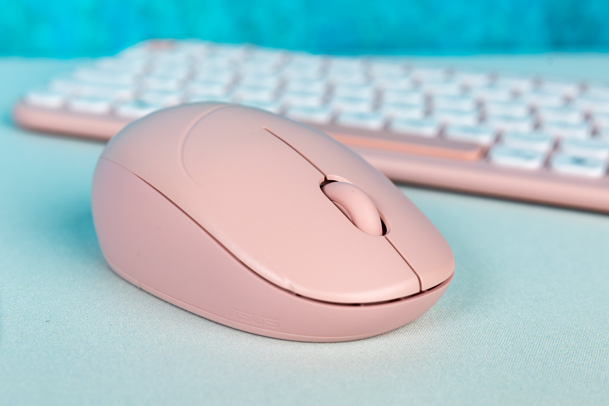 Mouse aromat ASUS Fragrance Mouse MD101 alături de tastatura ASUS Marshmallow Keyboard KW100 pe un pad ASUS PS102