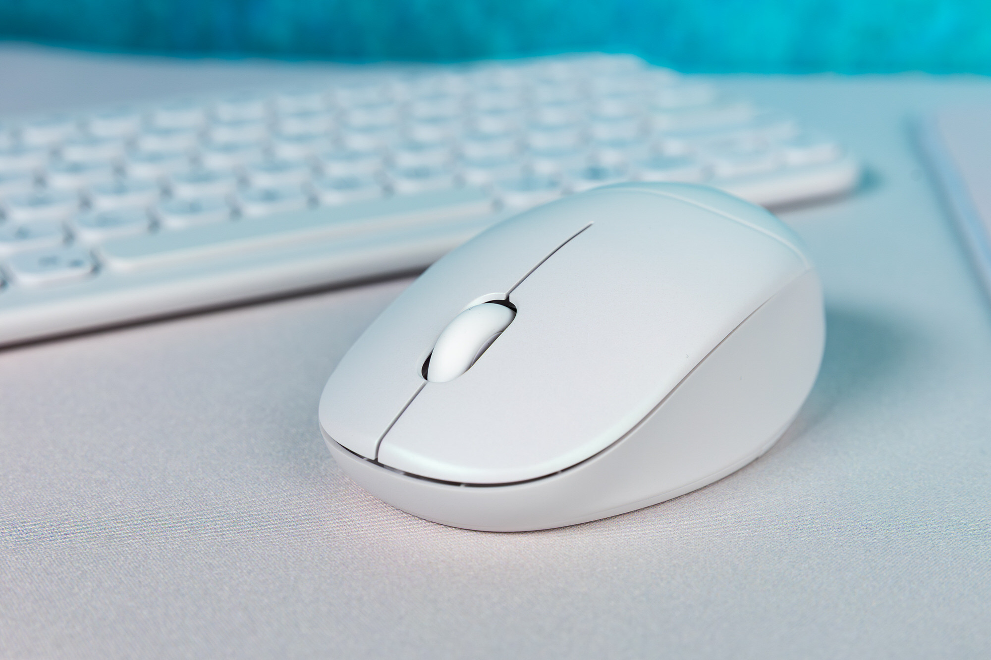 Mouse aromat ASUS Fragrance Mouse MD101 alături de tastatura ASUS Marshmallow Keyboard KW100 pe un pad ASUS PS102
