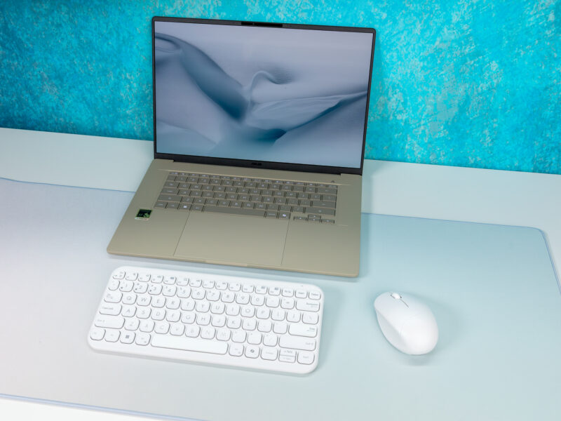 Laptopul ASUS Zenbook A16 alături de un mouse aromat ASUS Fragrance Mouse MD101, tastatura ASUS Marshmallow Keyboard KW100 și un pad ASUS PS102